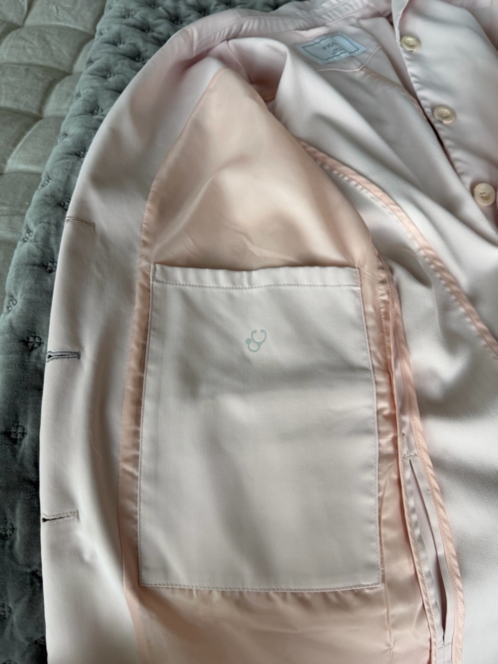 FIGS Women’s Bellevue Pink Powder Lab Coat: Limited Edition S - Picture 13 of 16